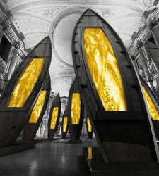 Milan, giant boats in which gold flows: Fabrizio Plessi's installation at Palazzo Reale 