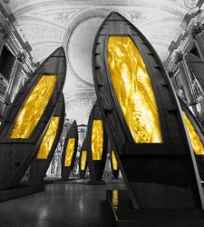 Milano, gigantesche barche in cui scorre l'oro: l'installazione di Fabrizio Plessi a Palazzo Reale  Milano, gigantesche barche in cui scorre l'oro: l'installazione di Fabrizio Plessi a Palazzo Reale