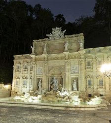 In Brazil they build a replica of the Trevi Fountain in the midst of palm trees