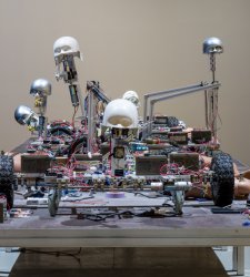 L'intelligenza artificiale è una potente creatura autonoma? Alle OGR Torino una collettiva riflette sul tema L'intelligenza artificiale è una potente creatura autonoma? Alle OGR Torino una collettiva riflette sul tema