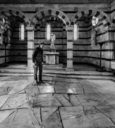 Pisa, l'installazione di Gianni Lucchesi “distrugge” il pavimento di Santa Maria della Spina Pisa, l'installazione di Gianni Lucchesi “distrugge” il pavimento di Santa Maria della Spina