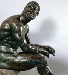 The Boxer and Winged Victory, the two bronzes exhibited together for the first time in Brescia's Capitolium 