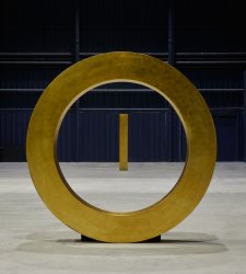 La Pirelli HangarBicocca ospita una mostra dedicata a James Lee Byars La Pirelli HangarBicocca ospita una mostra dedicata a James Lee Byars