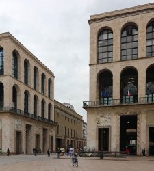 JR arriva in piazza Duomo a Milano. Un mosaico di volti di anziani sul Museo del Novecento