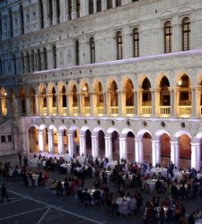 Venice, Doge's Palace armored: tonight and tomorrow is Bulgari's VIP dinner