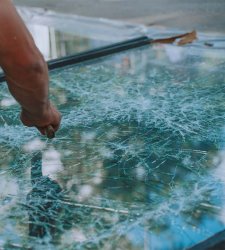 C'è un artista che incide incredibili ritratti nel vetro. E va in mostra a Murano C'è un artista che incide incredibili ritratti nel vetro. E va in mostra a Murano
