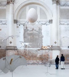 Venezia, 3 artisti riempiono un'antica chiesa con oniriche installazioni sui cambiamenti climatici Venezia, 3 artisti riempiono un'antica chiesa con oniriche installazioni sui cambiamenti climatici