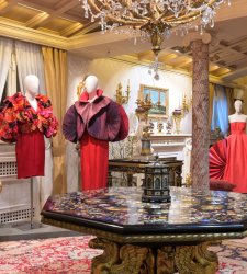 Alla Fondazione Zani gli abiti-scultura di Capucci dialogano con oggetti d'arte in porfido rosso egiziano Alla Fondazione Zani gli abiti-scultura di Capucci dialogano con oggetti d'arte in porfido rosso egiziano