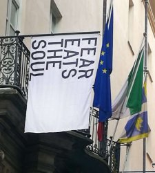 Torino, al MAO una bandiera bianca per infondere il coraggio che a volte manca Torino, al MAO una bandiera bianca per infondere il coraggio che a volte manca