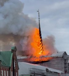 Copenhagen, fire devastates 17th-century stock exchange, symbol of the city