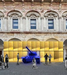 Un carro armato blu alla Statale di Milano: l'installazione di Rotelli per la Design Week Un carro armato blu alla Statale di Milano: l'installazione di Rotelli per la Design Week