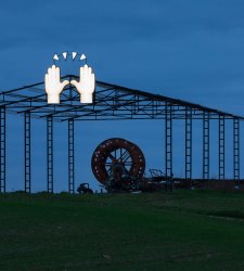 Un gigantesco emoji delle mani in Maremma: è l'intervento di Claire Fontaine Un gigantesco emoji delle mani in Maremma: è l'intervento di Claire Fontaine