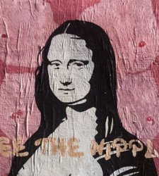 La Gioconda con le tette di fuori: Ã¨ l'opera di street art di Laika per il Free Nipple Day