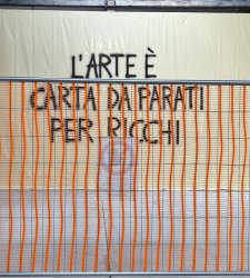L'arte è carta da parati per ricchi: a Prato la provocazione di Giulio Alvigini L'arte è carta da parati per ricchi: a Prato la provocazione di Giulio Alvigini