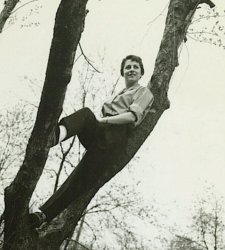 Donne che salgono sugli alberi: al Magazzino delle Idee di Trieste una mostra fotografica sul tema  Donne che salgono sugli alberi: al Magazzino delle Idee di Trieste una mostra fotografica sul tema