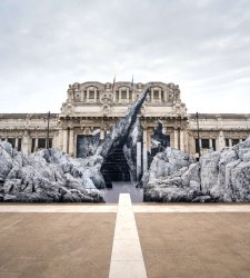 Milan, JR's new intervention at Central Station with a monumental anamorphosis Milan, JR's new intervention at Central Station with a monumental anamorphosis
