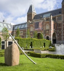 Nei giardini del Rijksmuseum le sculture del coreano Lee Ufan invitano alla meditazione Nei giardini del Rijksmuseum le sculture del coreano Lee Ufan invitano alla meditazione
