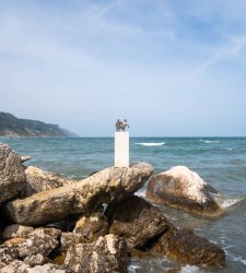 In Pesaro eine Skulptur, die auf das Meer hinausschaut: das Werk von Matteo Fato. In Pesaro eine Skulptur, die auf das Meer hinausschaut: das Werk von Matteo Fato.