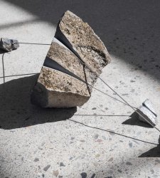 Mikayel Ohanjanyan esplora il tema dei legami con un'installazione site-specific a Milano Mikayel Ohanjanyan esplora il tema dei legami con un'installazione site-specific a Milano