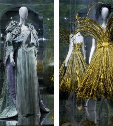 Roma, il Colosseo si apre alla moda con una mostra sugli abiti-uccello alle Uccelliere Farnesiane Roma, il Colosseo si apre alla moda con una mostra sugli abiti-uccello alle Uccelliere Farnesiane