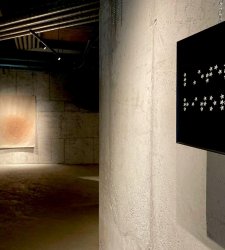 In der Schweiz werden berühmte Sprüche zu leuchtenden Braille-Skulpturen. Die ausgestellten Werke von Fulvio Morella  In der Schweiz werden berühmte Sprüche zu leuchtenden Braille-Skulpturen. Die ausgestellten Werke von Fulvio Morella