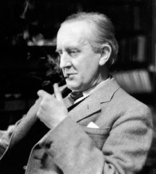 Palazzo Reale di Napoli celebra Tolkien, a 70 anni dall'uscita dei primi due volumi de Il Signore degli Anelli Palazzo Reale di Napoli celebra Tolkien, a 70 anni dall'uscita dei primi due volumi de Il Signore degli Anelli
