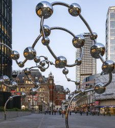 A Londra installata la scultura pubblica di Yayoi Kusama più grande al mondo A Londra installata la scultura pubblica di Yayoi Kusama più grande al mondo
