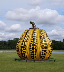 Londra, ai Kensington Gardens la più grande zucca della carriera di Yayoi Kusama Londra, ai Kensington Gardens la più grande zucca della carriera di Yayoi Kusama