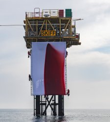 Installata su piattaforma Shell un'enorme opera inedita di Anish Kapoor contro industria dei combustibili fossili  Installata su piattaforma Shell un'enorme opera inedita di Anish Kapoor contro industria dei combustibili fossili