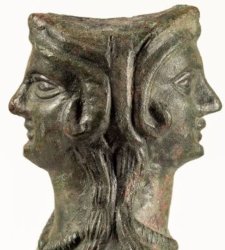 Gino Severini und die etruskische Inspiration: der "doppelgesichtige Janus", ausgestellt im MAEC in Cortona Gino Severini und die etruskische Inspiration: der "doppelgesichtige Janus", ausgestellt im MAEC in Cortona