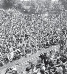 Milano, alla Fabbrica del Vapore 80 scatti raccontano il Festival di Re Nudo, la Woodstock all'italiana  Milano, alla Fabbrica del Vapore 80 scatti raccontano il Festival di Re Nudo, la Woodstock all'italiana