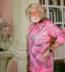 Fabrizio Plessi indossa la maglia da calcio del Venezia: le nuove divise portano l'arte in campo Fabrizio Plessi indossa la maglia da calcio del Venezia: le nuove divise portano l'arte in campo