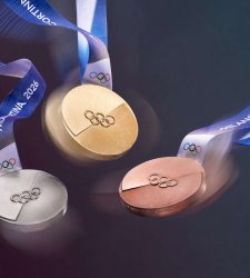 Présentation des médailles des Jeux de Milan Cortina 2026 : un design symbole d'unité Présentation des médailles des Jeux de Milan Cortina 2026 : un design symbole d'unité