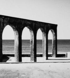 Mimmo Jodice in mostra a Castel Nuovo: la Napoli metafisica tra ombre e apparizioni Mimmo Jodice in mostra a Castel Nuovo: la Napoli metafisica tra ombre e apparizioni
