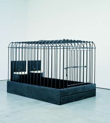 Mona Hatoum im Nivola-Museum in Orani (Nuoro) mit "Behind the Seen". Mona Hatoum im Nivola-Museum in Orani (Nuoro) mit "Behind the Seen".