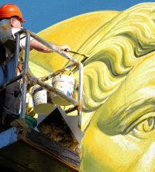 2050. Jahrestag der Gründung von Aosta, Ozmo schafft einen doppelgesichtigen Janus an der Fassade der Grundschule 2050. Jahrestag der Gründung von Aosta, Ozmo schafft einen doppelgesichtigen Janus an der Fassade der Grundschule