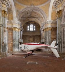 Paola Pivi porta un elicottero capovolto nella chiesa di San Carlo a Cremona Paola Pivi porta un elicottero capovolto nella chiesa di San Carlo a Cremona