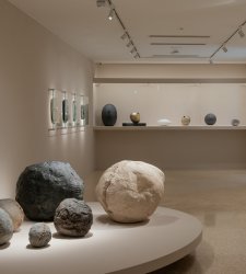 Venezia, alla Collezione Peggy Guggenheim una mostra interamente dedicata alle ceramiche di Lucio Fontana Venezia, alla Collezione Peggy Guggenheim una mostra interamente dedicata alle ceramiche di Lucio Fontana