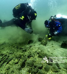 Reprise des recherches sous-marines dans le lac de Mezzano : nouvelles découvertes sur le village sur pilotis de l'âge du bronze Reprise des recherches sous-marines dans le lac de Mezzano : nouvelles découvertes sur le village sur pilotis de l'âge du bronze