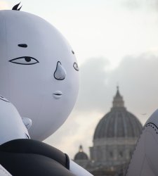 Rom, am Tiber das erste aufblasbare Werk des Straßenkünstlers Millo: zwei riesige Figuren in einer Umarmung Rom, am Tiber das erste aufblasbare Werk des Straßenkünstlers Millo: zwei riesige Figuren in einer Umarmung