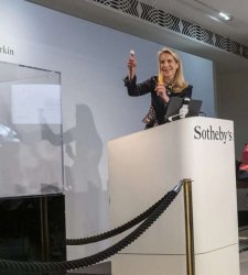Le Birkin original a été vendu à Sotheby's pour 10 millions de dollars, ce qui en fait le sac à main le plus cher de tous les temps. Le Birkin original a été vendu à Sotheby's pour 10 millions de dollars, ce qui en fait le sac à main le plus cher de tous les temps.