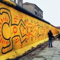 Quando Keith Haring dipingeva sul muro di Berlino