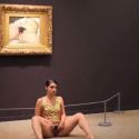 Nuda sotto il dipinto di Courbet: dov'è il confine tra arte ed esibizionismo?