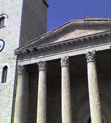 A Roman temple in the heart of Assisi: the temple of Minerva, now a Catholic church