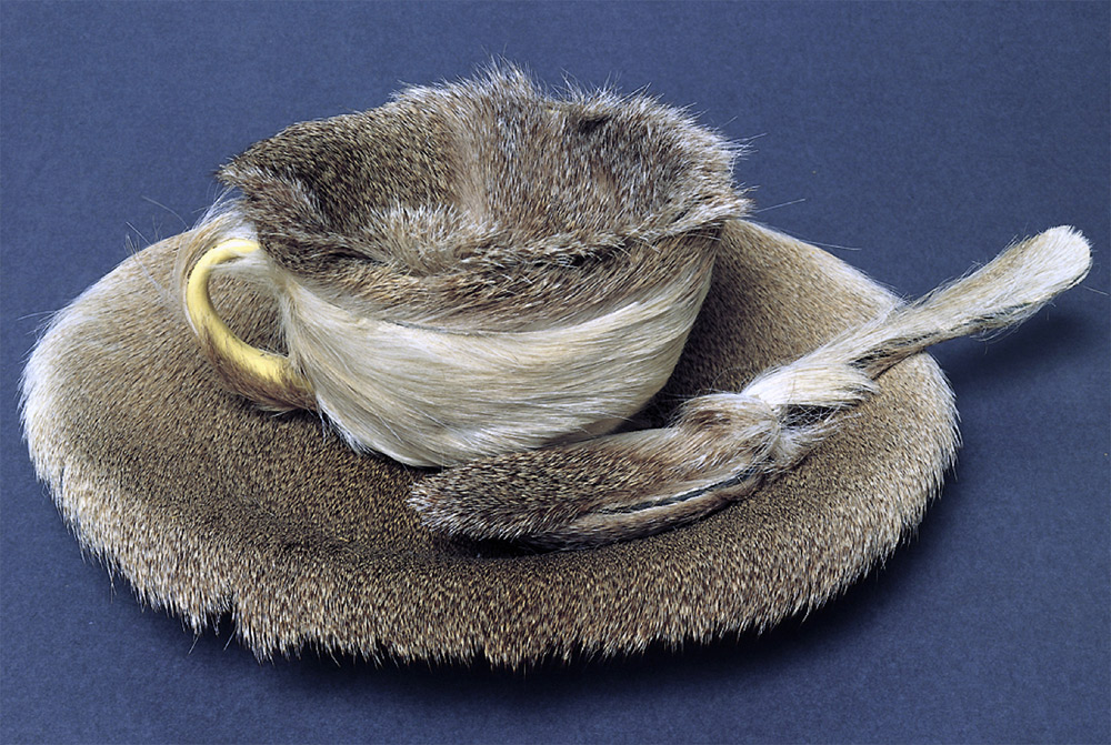 Meret Oppenheim, Oggetto o Colazione in pelliccia (1936; tazza – diametro 10,9 cm, piattino – diametro 23,7 cm, cucchiaino – lunghezza 20,2 cm e pelliccia; New York, MoMA Museum of Modern Art).