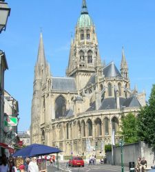 Travel to France and stop in Normandy: the wonders of Giverny and Bayeux