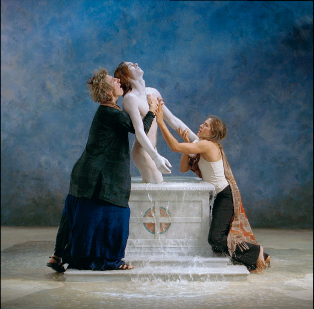 Bill Viola, Emergence (2002; retroproyección de vídeo en color de alta definición sobre una pantalla montada en la pared de una sala oscura, 213 x 213 cm, duración 11'40