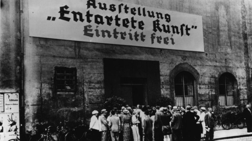 Il pubblico in coda per entrare alla mostra Entartete Kunst di Monaco di Baviera Il pubblico in coda per entrare alla mostra Entartete Kunst di Monaco di Baviera