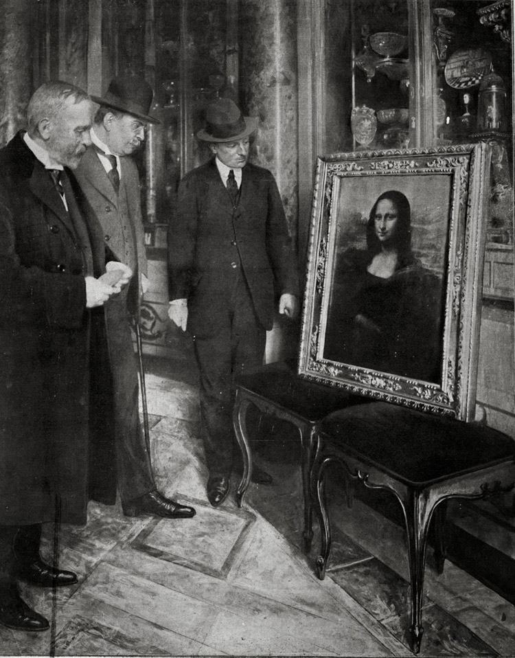 Il direttore degli Uffizi, Giovanni Poggi, osserva la Gioconda Il direttore degli Uffizi, Giovanni Poggi, osserva la Gioconda