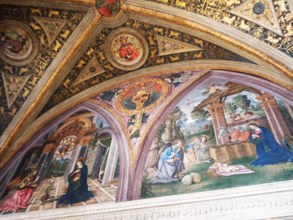 Putti che reggono lo stemma dei Borgia nell'Appartamento Borgia Putti che reggono lo stemma dei Borgia nell'Appartamento Borgia